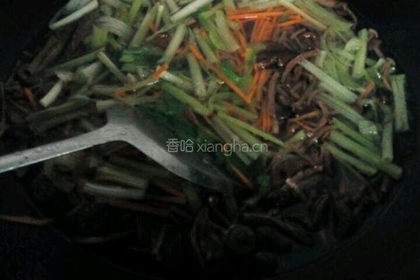 芹菜炒茶树菇的做法图解5