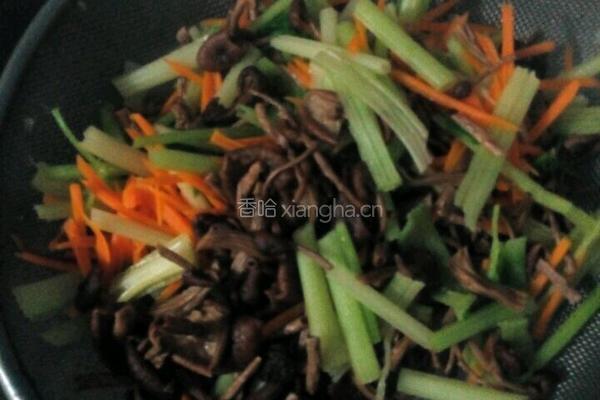 芹菜炒茶树菇的做法图解6