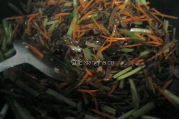 芹菜炒茶树菇的做法图解8
