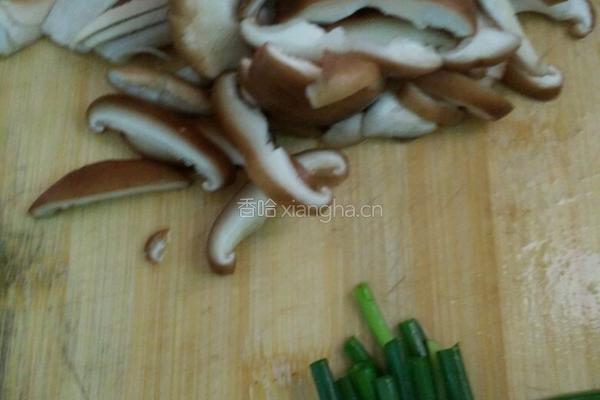 香菇焖土豆的做法图解2