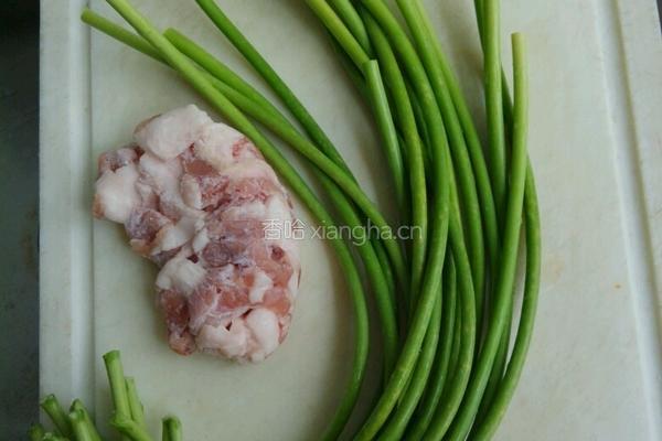 蒜苔腐竹炒肉的做法图解1