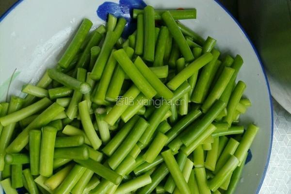 蒜苔腐竹炒肉的做法图解2