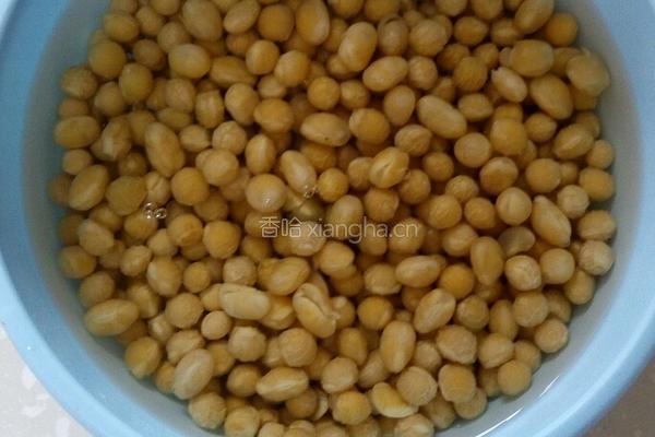 鸡爪焖黄豆的做法图解2