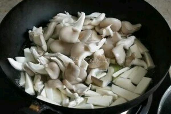 干锅牛蛙的做法图解2