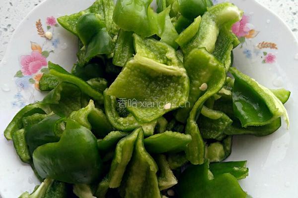 五花肉炒薄皮辣的做法图解1