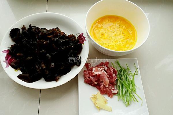 木耳鸡蛋炒肉的做法图解1