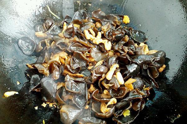 木耳鸡蛋炒肉的做法图解4