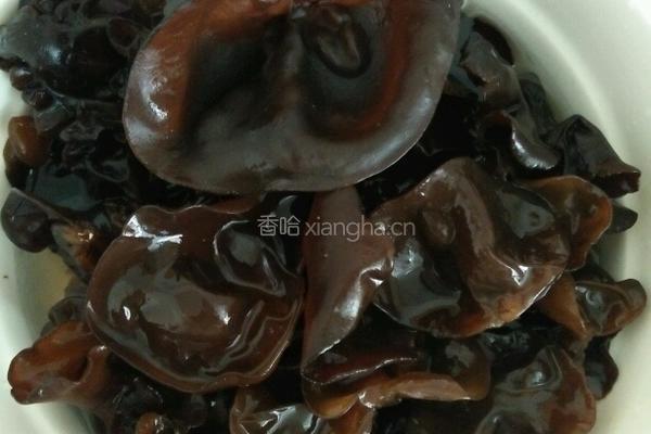 生椒拌木耳的做法图解1