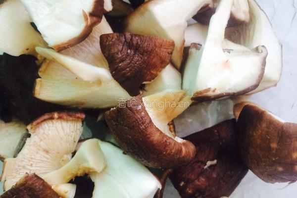 鸭腿炖香菇的做法图解2
