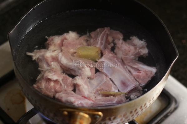 红腐乳烧排骨的做法图解2