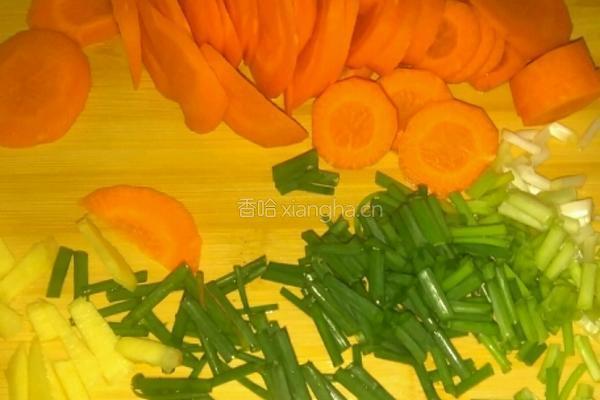 红萝卜焖排骨的做法图解2