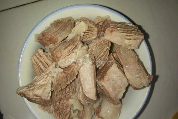 白萝卜烧牛腩的做法图解1