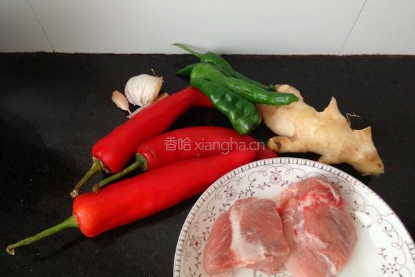 辣椒炒肉的做法图解1