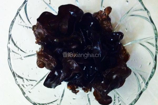西葫芦炒木耳的做法图解1