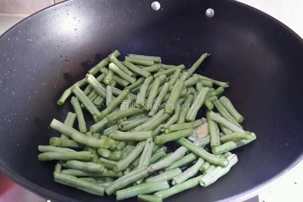 九层塔炒豆角的做法图解2