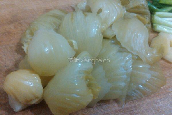 酸菜煮猪杂的做法图解2