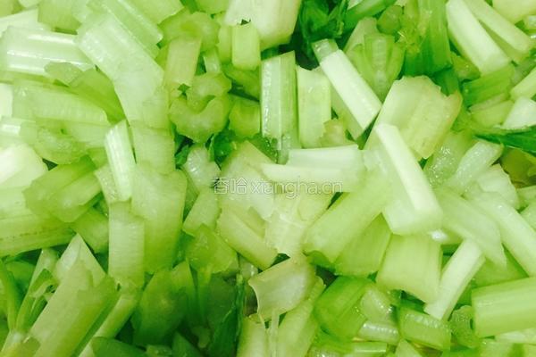 芹菜胡萝卜丁的做法图解3