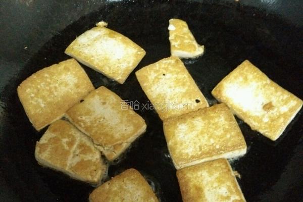 蒜苗炒豆腐的做法图解2