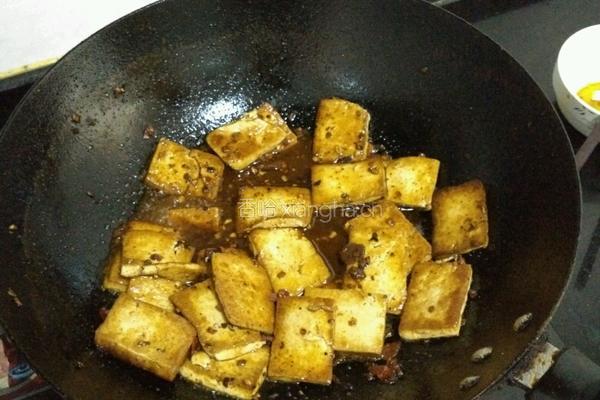 蒜苗炒豆腐的做法图解4