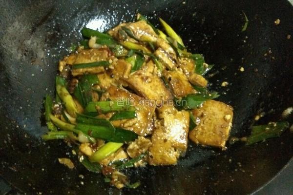 蒜苗炒豆腐的做法图解7