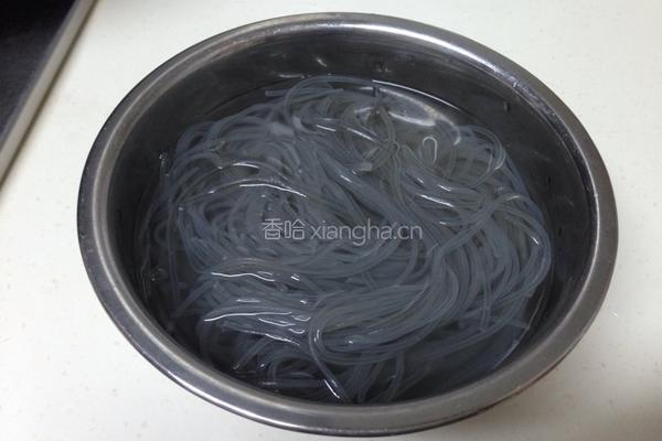 萝卜丝炒粉条的做法图解1