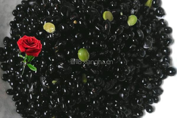 黑豆骨头汤的做法图解1