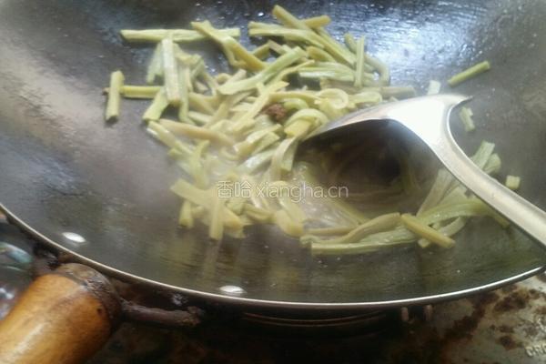 香菇瘦肉炒贡菜的做法图解5