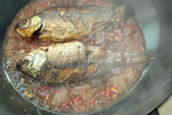 老干妈豆豉鲫鱼的做法图解5