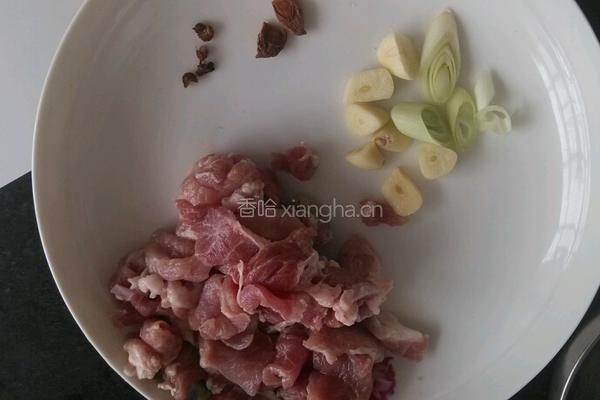 菜花炒肉的做法图解1