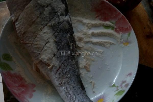 红烧鲈鱼的做法图解1