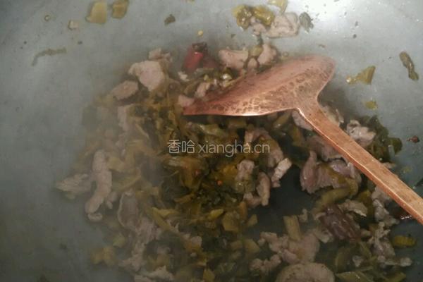 酸菜炒肉的做法图解3