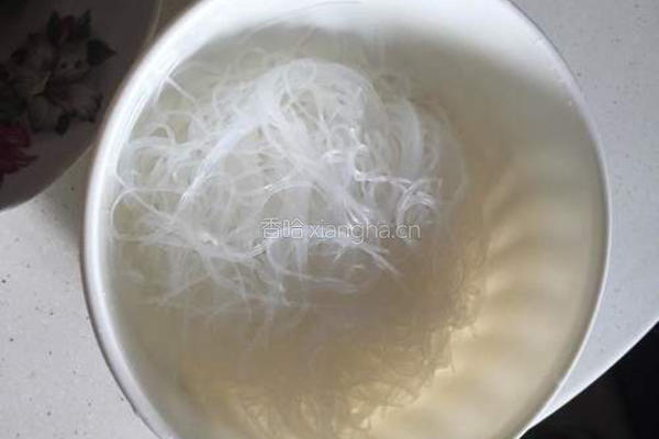 螃蟹粉丝煲的做法图解2