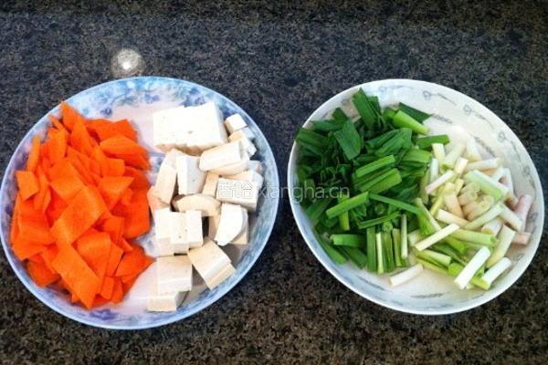 木耳炒豆腐的做法图解1