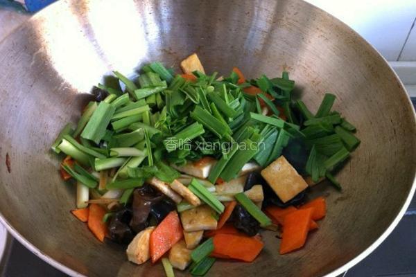 木耳炒豆腐的做法图解7