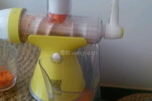 胡萝卜汁的做法图解2
