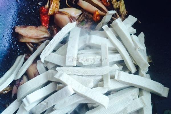 墨鱼仔白干炒香芹的做法图解5