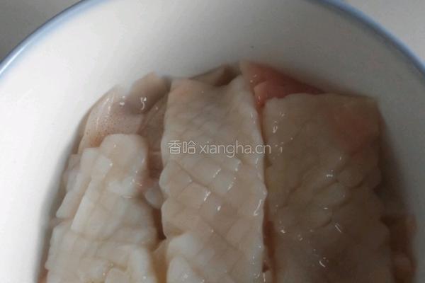 泡椒炒鱿鱼的做法图解3