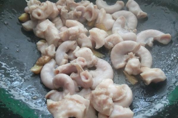 生肠炒豆角的做法图解2