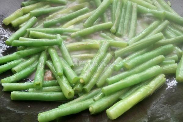 生肠炒豆角的做法图解3