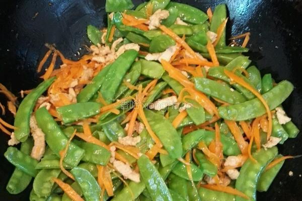 荷兰豆胡萝卜炒瘦肉的做法图解5