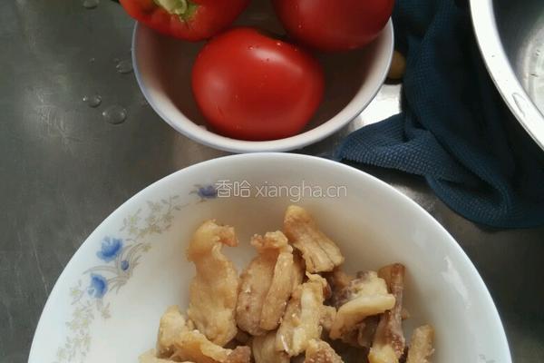 蕃茄炒油渣的做法图解1