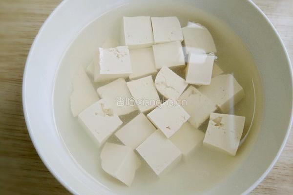 小白菜豆腐汤的做法图解1