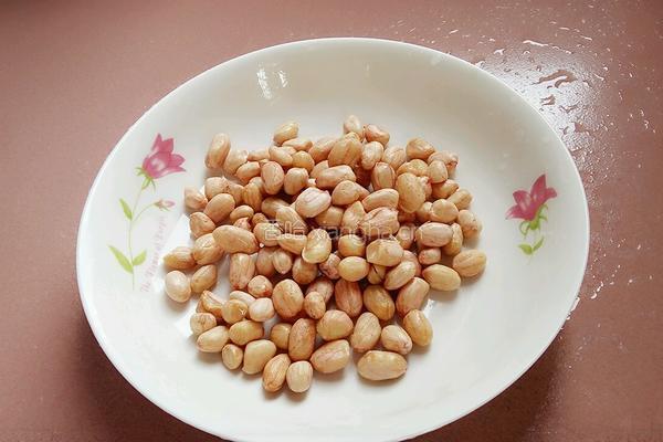 花生莲藕筒骨汤的做法图解5