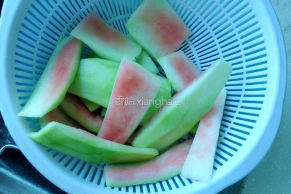 瘦肉丝炒西瓜翠衣的做法图解2