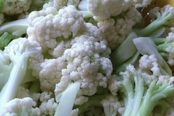 五花肉烧菜花的做法图解1