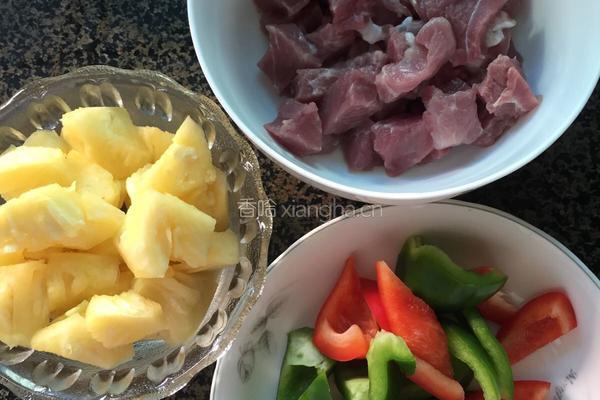 菠萝咕噜肉的做法图解1