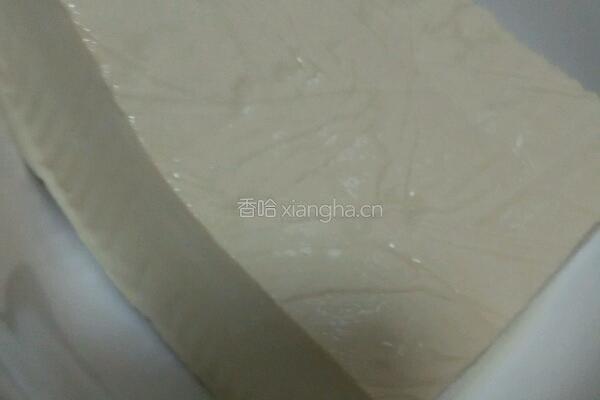 皮蛋拌豆腐的做法图解2