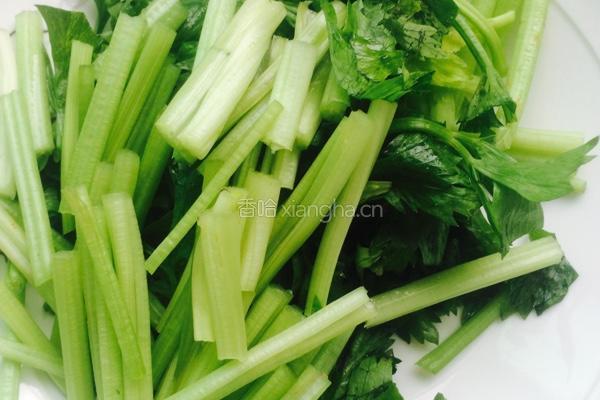 蘑菇芹菜的做法图解2