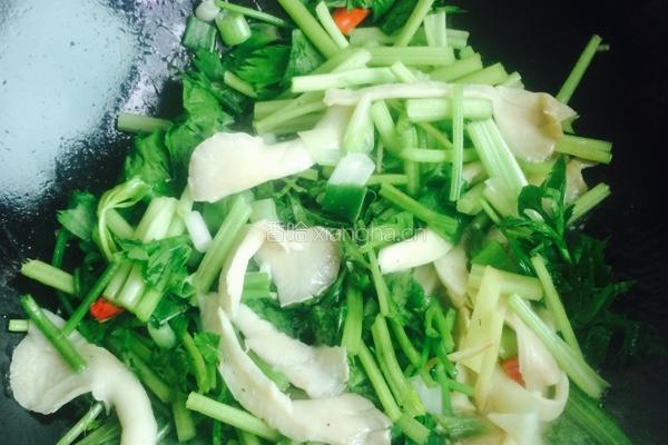 蘑菇芹菜的做法图解5