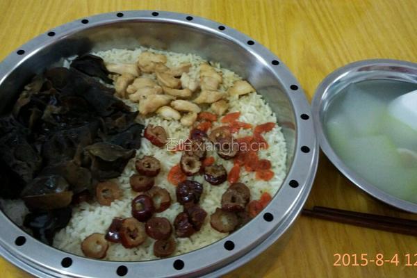 红枣枸杞木耳鸡肉蒸饭的做法图解3